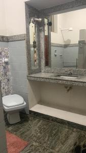 迪维诺波利斯HOSTEL ECONOMIC DIVINOPOLIS的一间带卫生间、水槽和镜子的浴室
