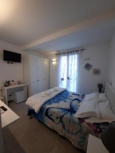 马纳罗拉Olimpo Affittacamere的一间卧室配有一张床、一张书桌和一个窗户。