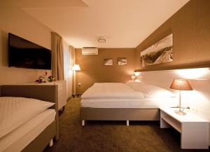 道尼库宾海滨顶级旅馆 的一间酒店客房,设有两张床和电视