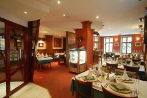 道尼库宾海滨顶级旅馆 的一间在房间内配有桌椅的餐厅