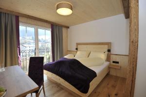 PinsdorfGasthaus Reiter的一间卧室设有一张床和一个大窗户