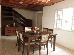 桑塔克鲁茨卡巴利亚Casa de praia / piscina的一间带木桌和椅子的用餐室