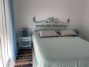拉马萨Marsa Central Splendid Appart 2的一间卧室设有一张大床和两个床头柜
