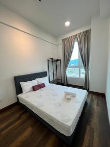 怡保Spacious Family Staycation 3BR at Ipoh Uptown的一间卧室设有一张大床和大窗户