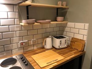 彭布罗克码头Nyth Bach - Little Nest的厨房台面配有烤面包机和烤面包机