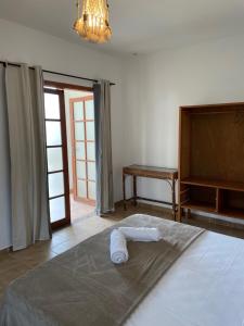 乌巴图巴Canto de Itamambuca的一间卧室配有一张带枕头的床