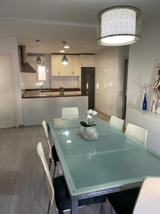 克雷维连特Lujoso y amplio apartamento en Crevillente的一间配备有蓝桌和白色椅子的用餐室