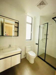 基加利Embassy Access Golf Apartment的浴室配有卫生间、盥洗盆和淋浴。
