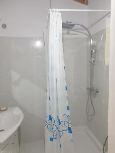 萨兰达Rosemary House的浴室配有淋浴帘和盥洗盆。