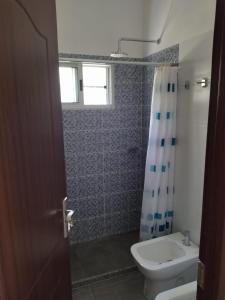 库奇拉阿尔塔Morgana的浴室配有卫生间、盥洗盆和淋浴。