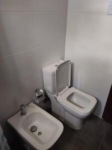 库奇拉阿尔塔Morgana的浴室配有白色卫生间和盥洗盆。