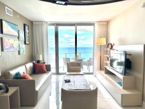 好莱坞Hyde Resort Oceanview Luxurious 2-Bedroom PH 6Pax的带沙发和电视的客厅