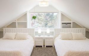 圣路易斯-奥比斯保Mountain Top - Best View in SLO的带窗户的客房内的2张白色床