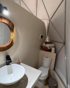 图卢姆Glamping Mayan Glam的浴室配有白色水槽和卫生间。