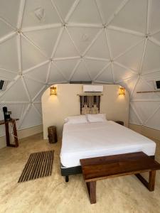 图卢姆Glamping Mayan Glam的圆顶帐篷内一间卧室(带一张床)