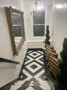 圣彼得堡Prestige Collection, Hotel Boutique的走廊上设有镜子,铺有瓷砖地板