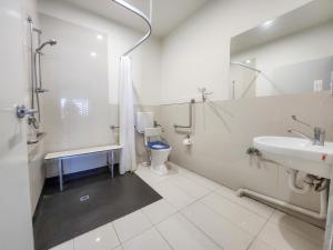 丹德农Exodus Dandenong Apartment Hotel的一间带水槽、卫生间和淋浴的浴室