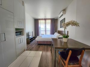 丹德农Exodus Dandenong Apartment Hotel的客厅配有床和餐桌