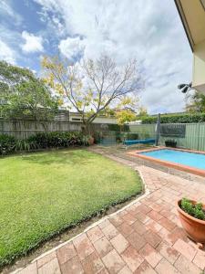 悉尼Frangipani的后院设有游泳池和庭院