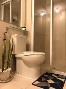 圣费尔南多Azure North San Fernando Pampanga的一间带卫生间和玻璃淋浴间的浴室