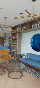 圣费尔南多Azure North San Fernando Pampanga的客厅配有蓝色的沙发和2张桌子