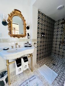 圣彼得堡Prestige Collection, Hotel Boutique的一间带水槽和镜子的浴室