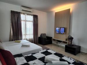 哥打巴鲁The Viana Apartment 3的酒店客房设有两张床和电视。