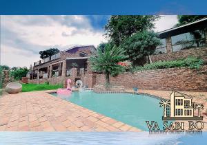 哈特比斯普特Va sabi bo, luxury family living in Hartbeespoort Dam的房屋前的游泳池