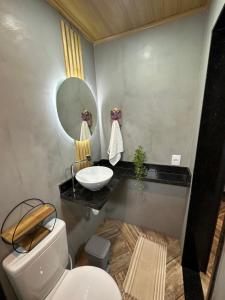 阿布拉奥Casa aluguel ilha grande,Mar 2的浴室配有白色卫生间和盥洗盆。
