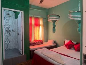 索拉哈Tiger Corner Inn Homestay的两张床位于带绿色和红色墙壁的客房