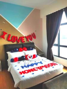 关丹Comfy Imperium Residence Kuantan Studio Seaview的一间卧室配有一张床, 我爱你签名