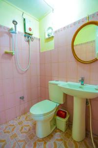 巴斯科Necy's Homestay的粉红色的浴室设有卫生间和水槽