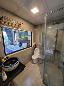 同文DONG VAN CLIFFSIDE HOUSE的一间带水槽、卫生间和淋浴的浴室
