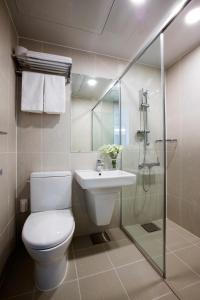 抱川市阿纳西山井湖韩华度假村的浴室配有卫生间、盥洗盆和淋浴。