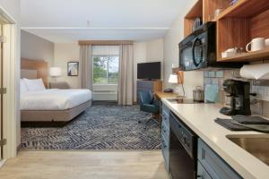 爱达荷福尔斯爱达荷福尔斯烛木套房酒店的酒店客房带一张床和一个厨房