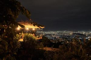 基加利Eagle View Lodge - Kigali的夜晚的城市景观
