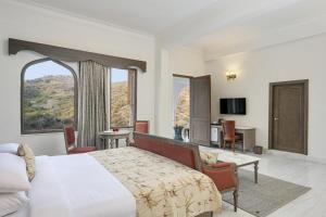 乌代浦Fateh Vilas by Fateh Collection的酒店客房设有一张床和一个大窗户