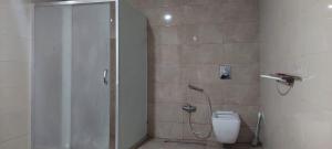 巴库CHEMPION HOSTEL BAKU的带淋浴和卫生间的浴室