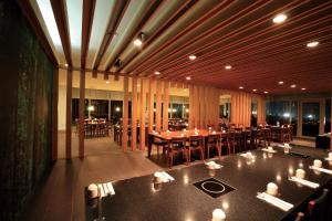 济州市济州韩华度假村的一间在房间内配有桌椅的餐厅