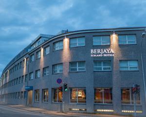雷克雅未克Reykjavik Marina - Berjaya Iceland Hotels的建筑的侧面有标志