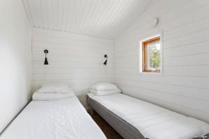 GunnarskärFirst Camp Mörudden-Karlstad的小型客房 - 带2张床和窗户