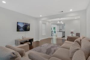 达拉斯Near Bishop Arts District Spacious 3 Bedroom Home!的客厅配有沙发和桌子