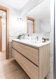 马拉加Nordik Rooms Urban - Centro "Helsinki"的一间带水槽和镜子的浴室