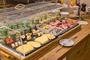 鲁斯特阿恩特伽尼酒店的包括奶酪、肉类和其他食物的自助餐