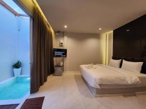 Ban Phraek SaPVILLA的一间带大床的卧室和一个游泳池