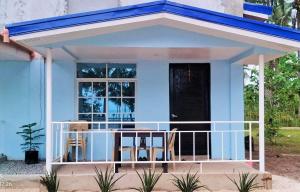 MatabaApar Beach Resort的蓝色的小房子,有蓝色的屋顶