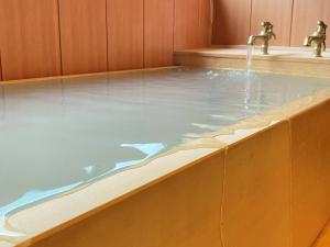 登别花钟亭花屋日式旅馆的浴缸由两个水龙头流出的水