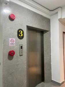 MakkasanAowmana Hotel的墙上有三号标志的电梯