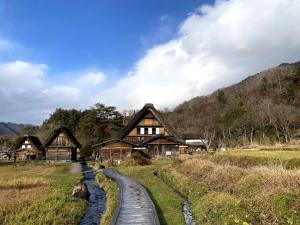 白川村WAY SHIRAKAWAGO - Private, Free Parking and Newly Opened 2022 WAY SHIRAKAWAGO的田野房屋前的木路