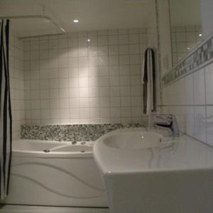 锡姆里斯港格莱明吉住宿加早餐旅馆的白色的浴室设有浴缸和水槽。